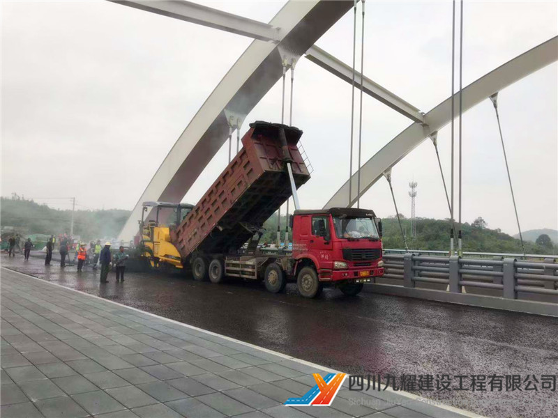 成都創(chuàng)意路鋼橋面瀝青鋪裝項目